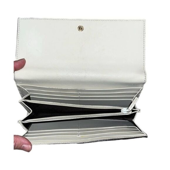 GUCCI Guccisima White Calfskin
Leather Bow Wallet Full Inclusion - Picture 4 of 13